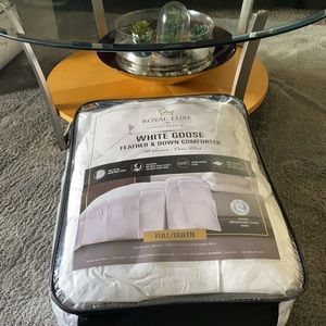 - Royal luxe down comforter size queen